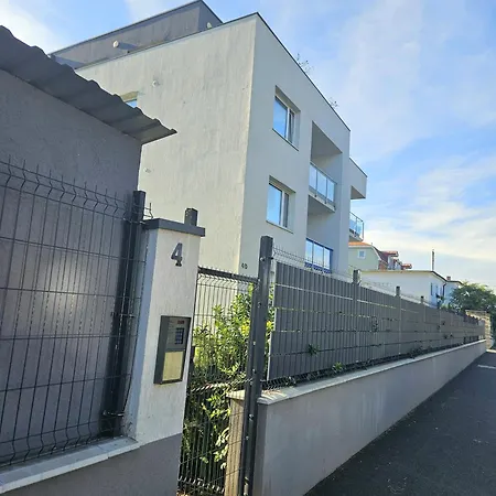 Nono's Flat סזומבאת'לי